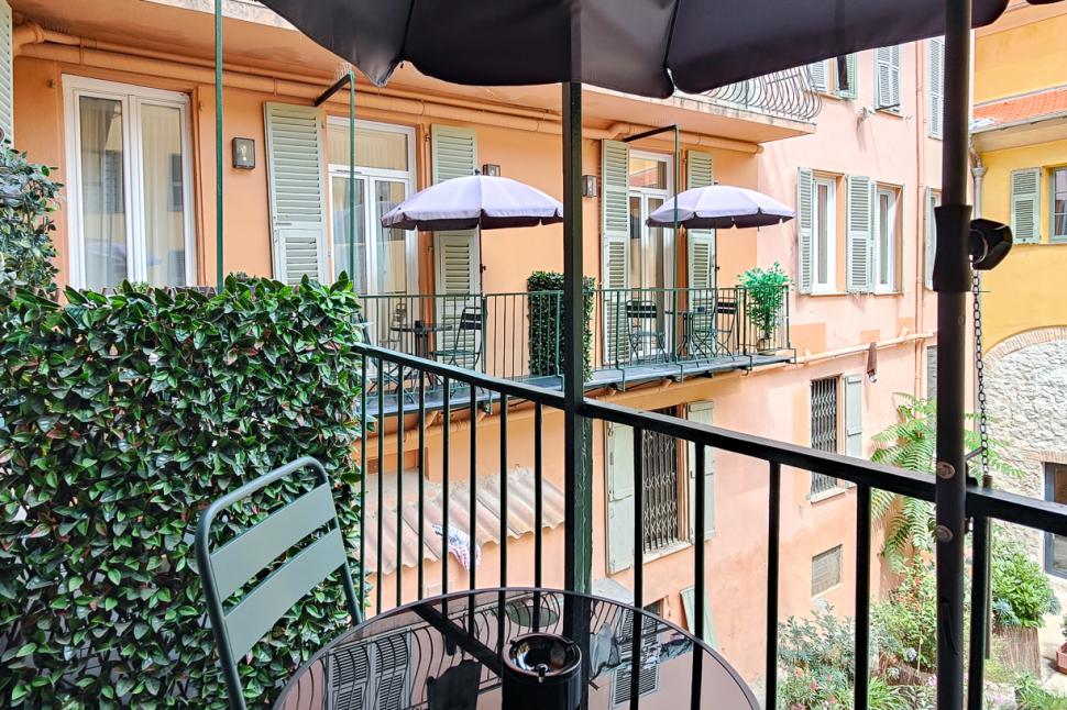 AMMI Vieux Nice - balcony over calm  courtyard