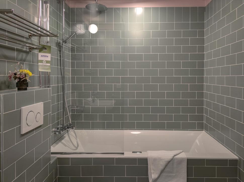 AMMI Vieux Nice - salle de bain avec baignoire
