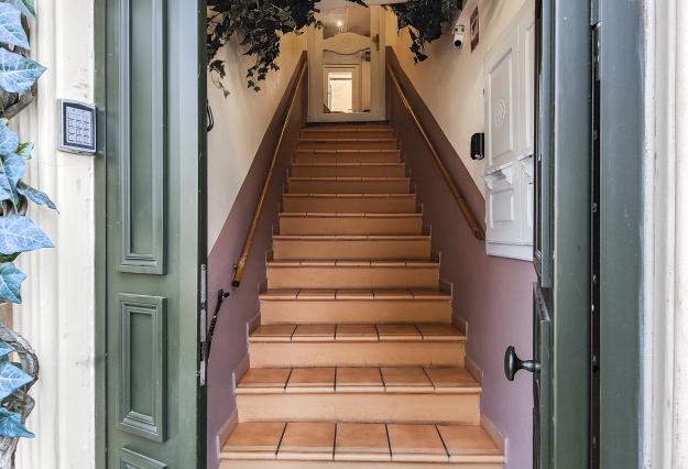 Aparthotel AMMI Vieux Nice - escalier pour joindre le 1er étage