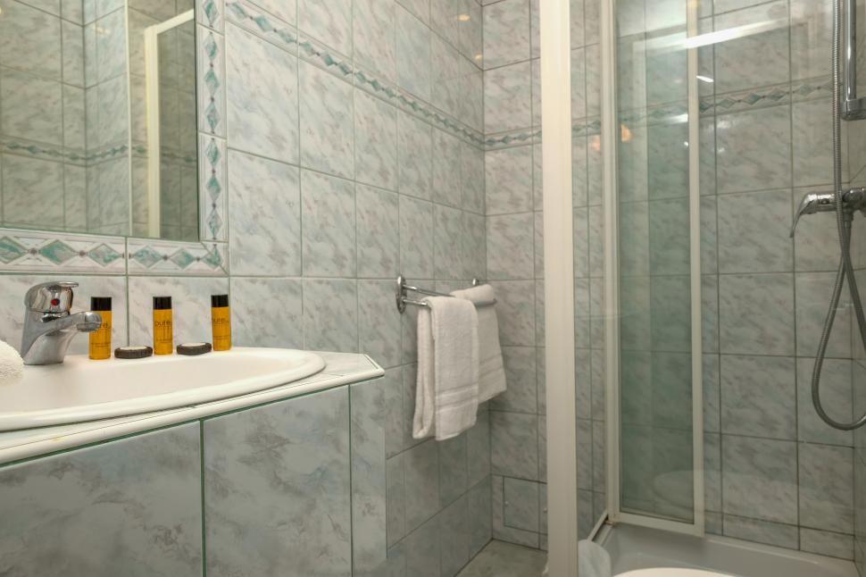 Hôtel du centre Nice - bathroom shower