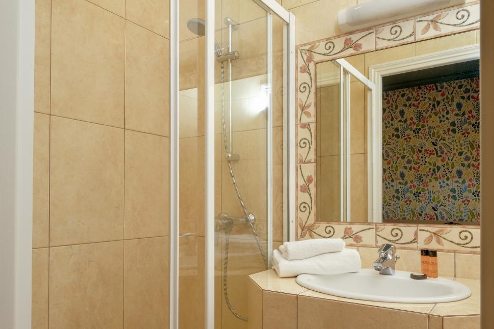 Hôtel du centre Nice -  clean bathroom